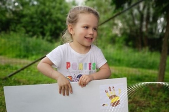 Prvošolka Hana uživa otroštvo brez atopičnega dermatitisa